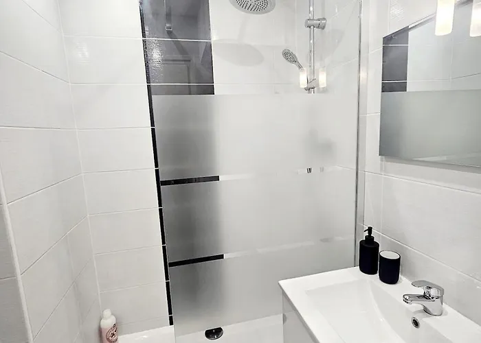 Climatise Centre Port Avec Piscine & Parking